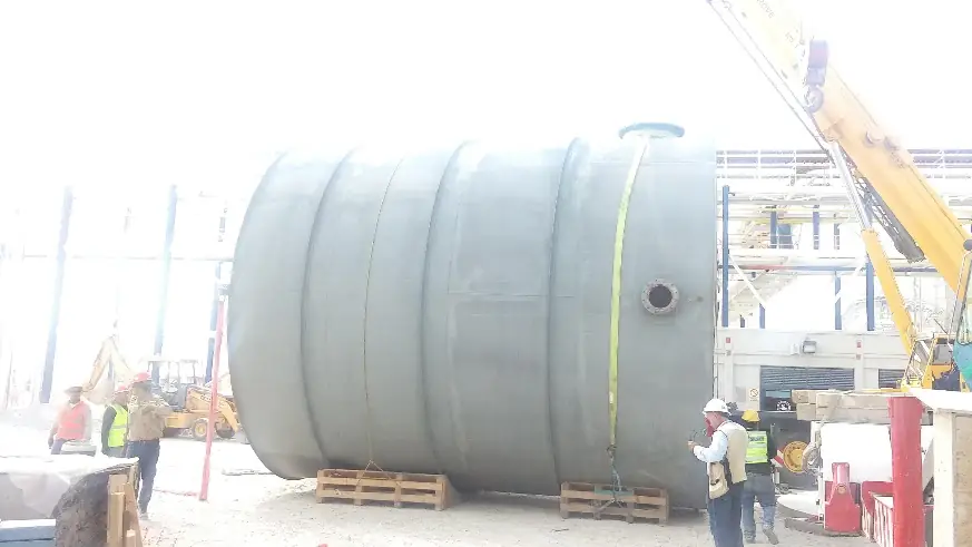 Tanque cilíndrico maniobrado con grúa