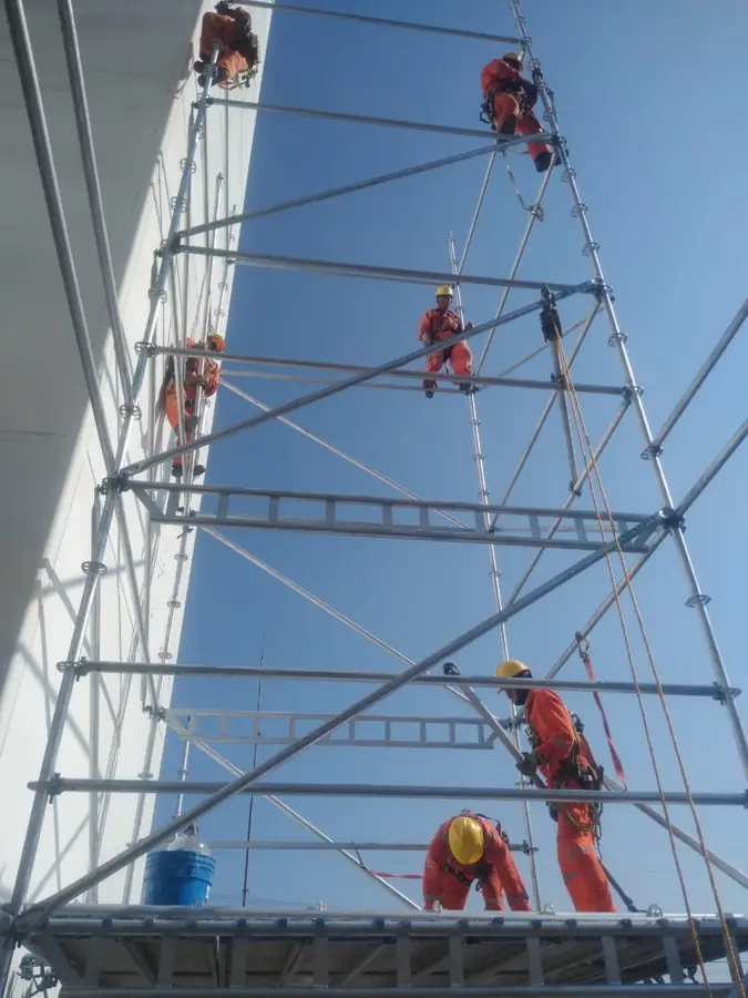 Personal trabajando en altura sobre andamio